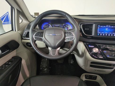 Used 2018 Chrysler Pacifica Touring-L FWD image 16