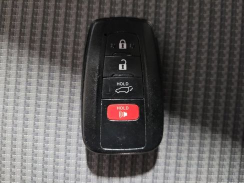 Used 2021 Toyota Highlander LE FWD image 32