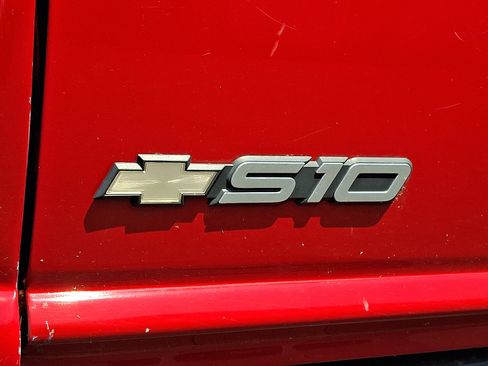 Used 2002 Chevrolet S10 Pickup LS w/ LS Preferred Equipment Group AWD/4WD image 5