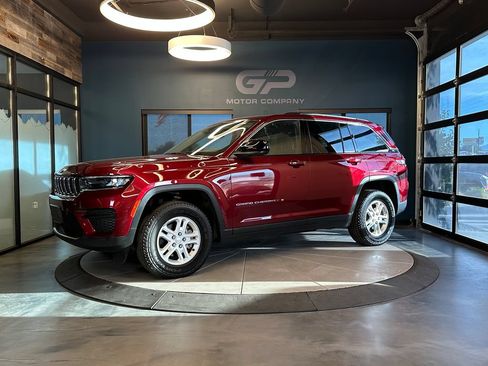 Used 2023 Jeep Grand Cherokee Laredo w/ Luxury Tech Group I AWD/4WD image 7