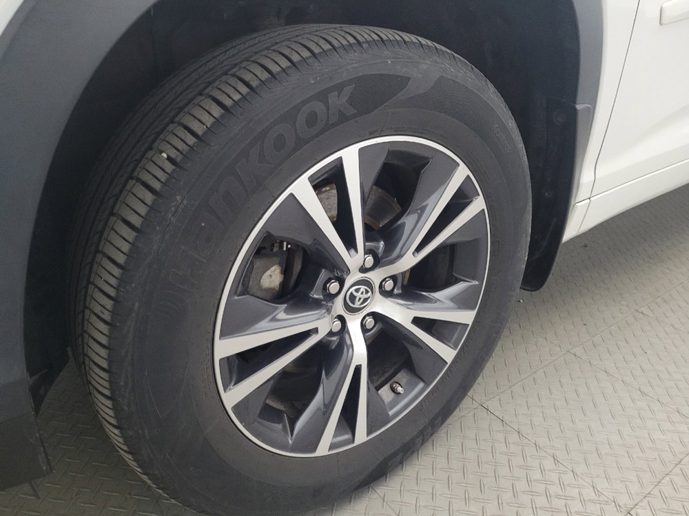 Used 2018 Toyota Highlander LE w/ Protection Package #3 AWD/4WD image 31