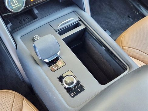 Used 2024 Land Rover Discovery Metropolitan Edition image 16