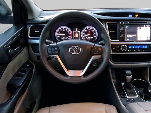 Used 2016 Toyota Highlander XLE FWD image 6