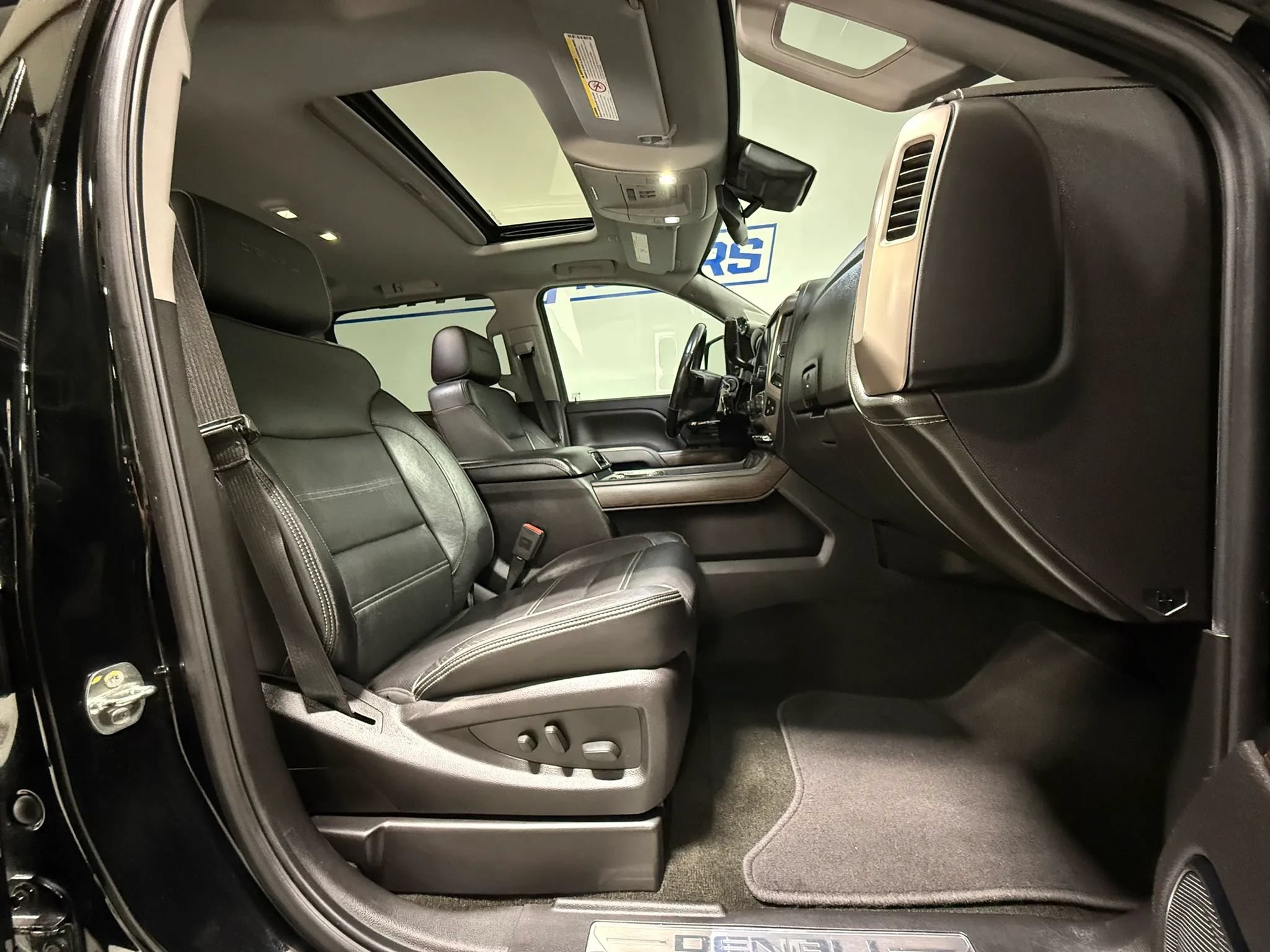 Used 2018 GMC Sierra 2500 Denali w/ Duramax Plus Package AWD/4WD image 12