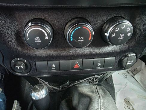 Used 2016 Jeep Wrangler Unlimited Rubicon AWD/4WD image 16