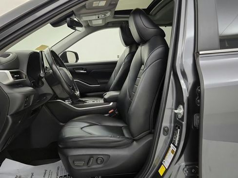 Used 2023 Toyota Highlander XLE AWD/4WD image 23