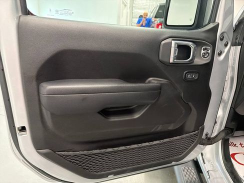 Used 2024 Jeep Gladiator Sport AWD/4WD image 11