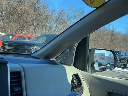 Used 2018 Toyota Sienna XLE w/ XLE Navigation Package image 18