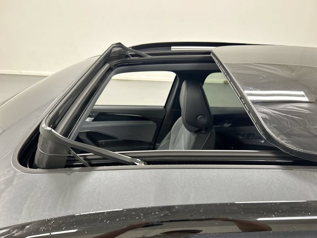 New 2026 Volkswagen Tiguan SE R-Line AWD/4WD image 8