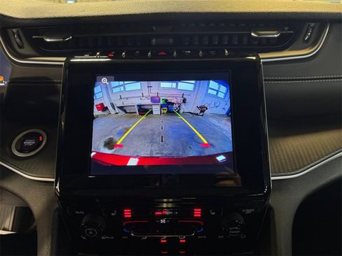 Used 2024 Jeep Grand Cherokee L Altitude image 18