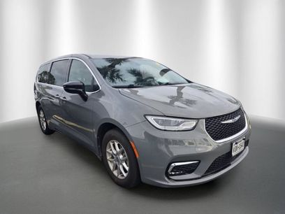 Used 2025 Chrysler Pacifica Select