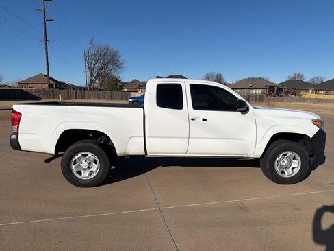 Used 2016 Toyota Tacoma SR5 image 8