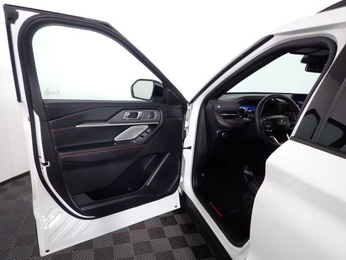Used 2025 Ford Explorer ST image 23
