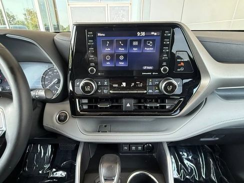 Used 2020 Toyota Highlander XLE FWD image 27