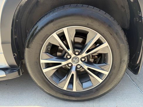 Used 2016 Toyota Highlander XLE FWD image 7