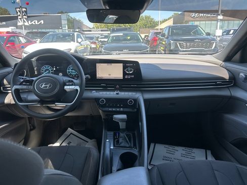 Used 2024 Hyundai Elantra SEL FWD image 15