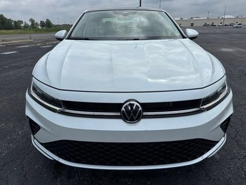 Used 2025 Volkswagen Jetta SE FWD image 2
