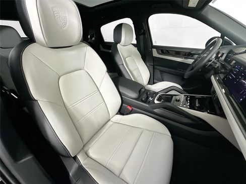 Used 2026 Porsche Cayenne Coupe AWD/4WD image 28