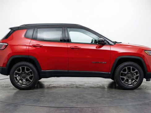 Used 2025 Jeep Compass Trailhawk image 11
