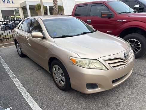 Used 2010 Toyota Camry LE image 2