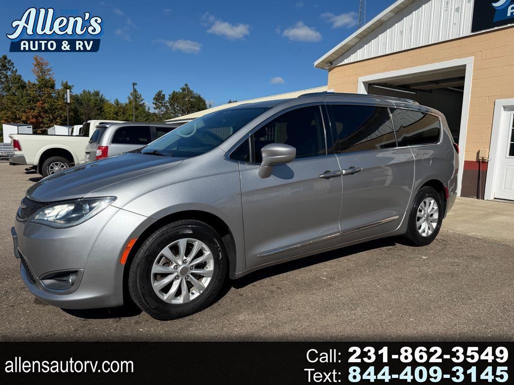 Used 2019 Chrysler Pacifica Touring-L FWD image 1