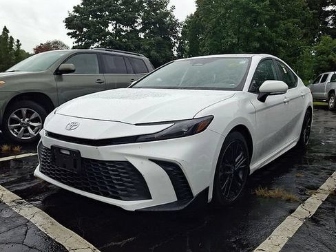 Used 2025 Toyota Camry SE FWD image 2