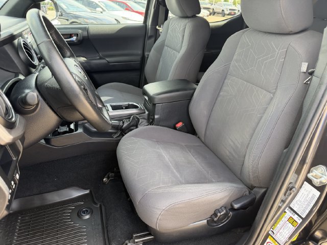 Used 2017 Toyota Tacoma TRD Off-Road w/ Premium & Technology Package AWD/4WD image 24
