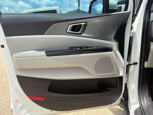 Used 2023 Kia Carnival LX FWD image 21