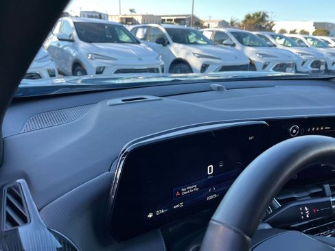 Used 2025 Chevrolet Equinox LT image 34