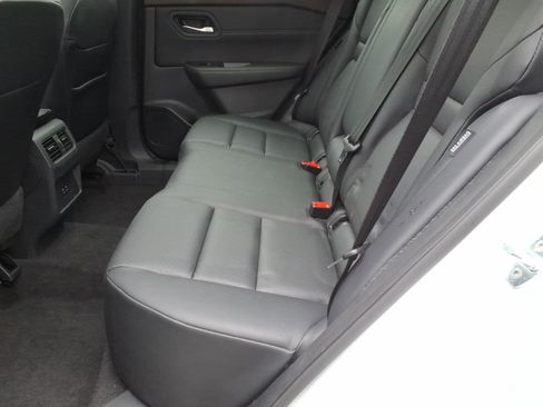 Used 2023 Nissan Rogue SV w/ SV Premium B Package image 8