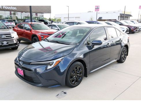 Used 2023 Toyota Corolla LE image 3