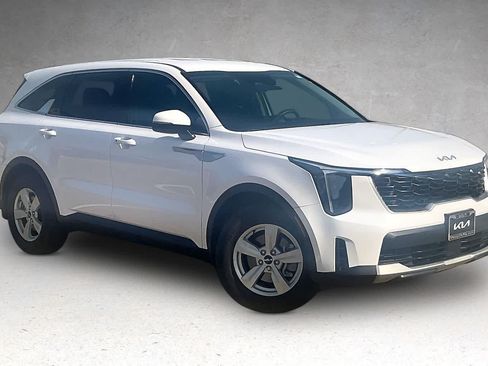 Certified 2025 Kia Sorento LX FWD image 19