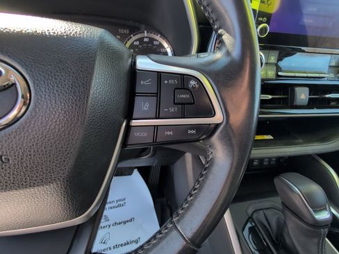 Used 2023 Toyota Highlander XLE image 28
