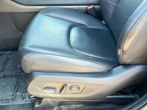 Used 2025 Kia Carnival FWD image 20