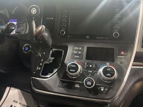 Used 2018 Toyota Sienna Limited Premium image 17