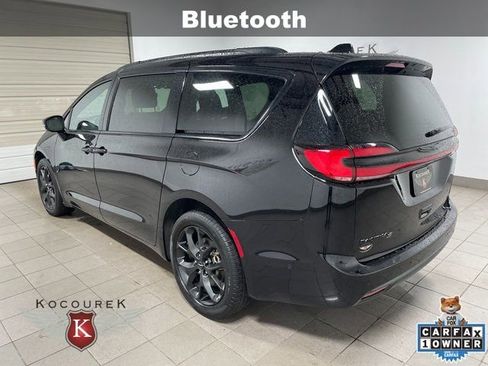 Used 2024 Chrysler Pacifica Touring-L w/ Uconnect Theater Family Group AWD/4WD image 4
