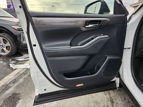 Used 2022 Toyota Highlander Limited image 11