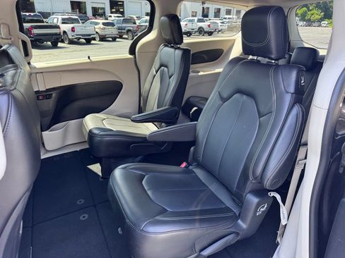 Used 2023 Chrysler Pacifica Touring-L FWD image 29