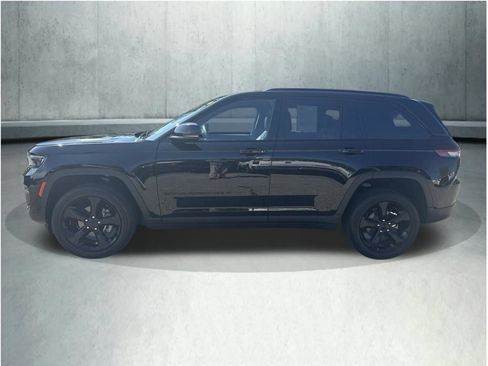 Used 2024 Jeep Grand Cherokee Altitude AWD/4WD image 2