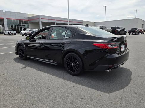 Used 2025 Toyota Camry SE w/ Convenience Package image 9