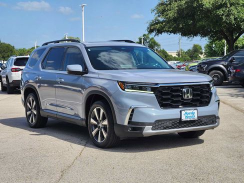 Used 2025 Honda Pilot Touring image 3