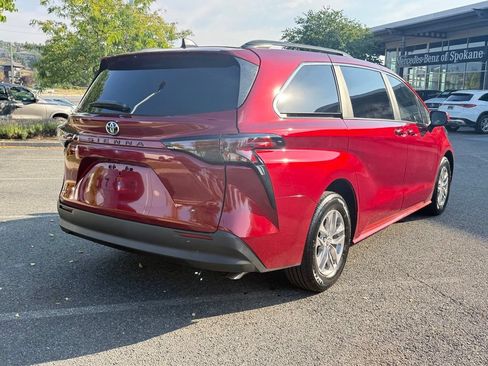 Used 2026 Toyota Sienna LE FWD image 8