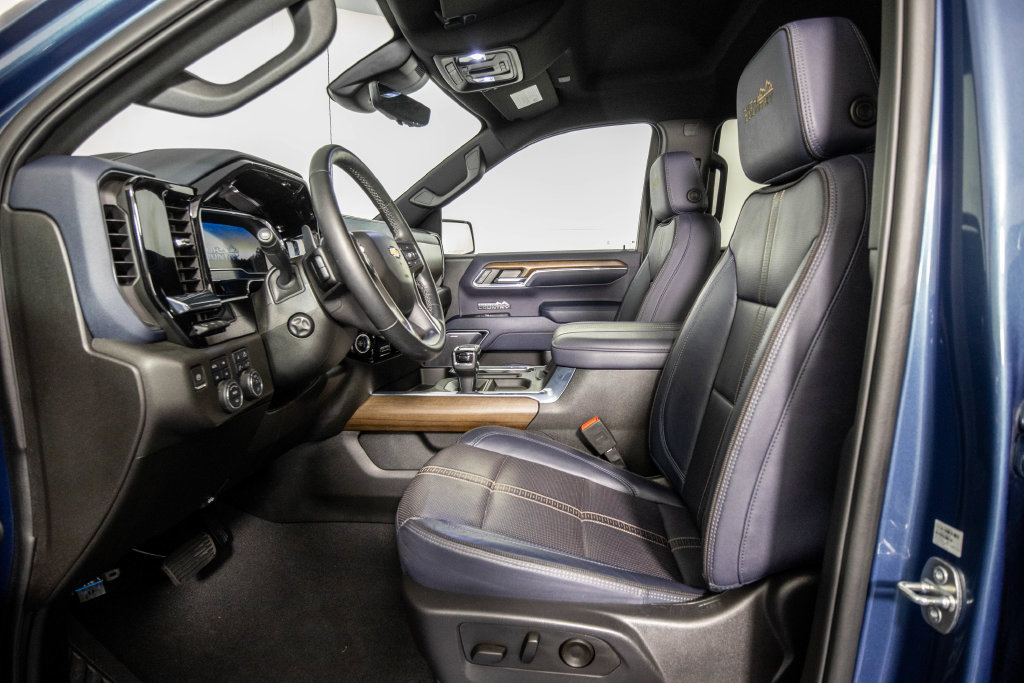 Used 2024 Chevrolet Silverado 1500 High Country w/ Technology Package AWD/4WD image 10