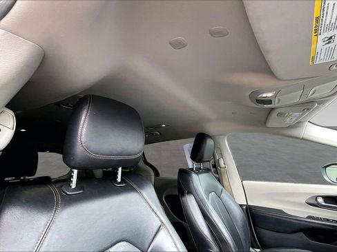Used 2020 Chrysler Pacifica Touring-L FWD image 11