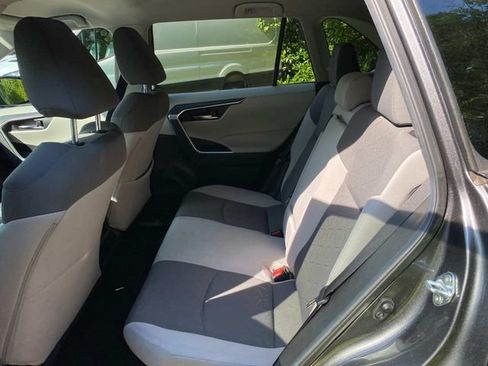 Used 2021 Toyota RAV4 XLE AWD/4WD image 9