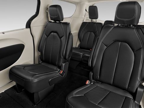 Used 2024 Chrysler Pacifica Limited image 11