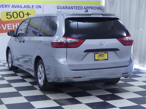 Used 2020 Toyota Sienna L FWD image 3