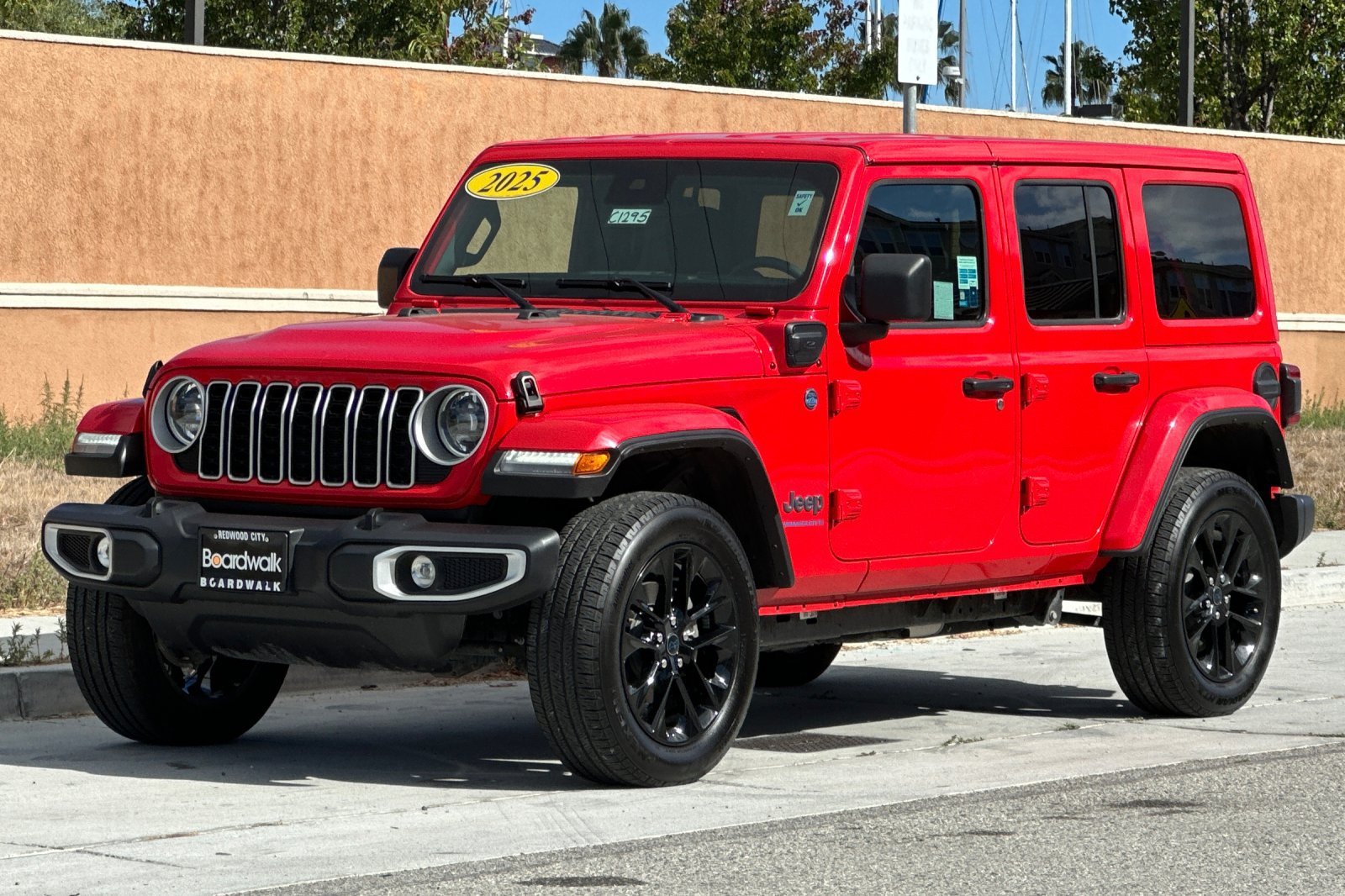 Used 2025 Jeep Wrangler Unlimited Sahara w/ Safety Group AWD/4WD image 8