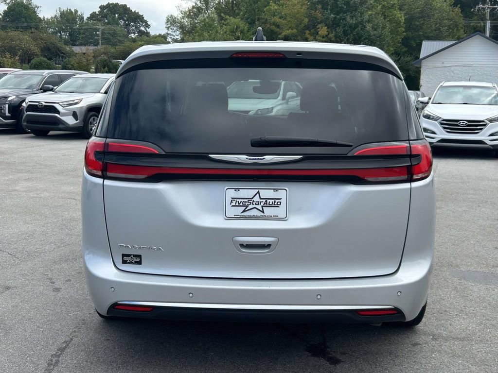 Used 2024 Chrysler Pacifica Touring-L FWD image 6