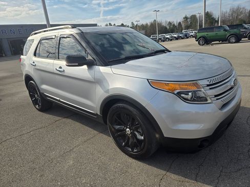 Used 2014 Ford Explorer XLT w/ Equipment Group 202A image 2